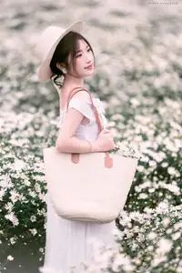 Moc Chau's Pure White Daisy Fields: A Muse Amidst a Floral Wonderland, Perfect for Stunning Photoshoots. - image 3