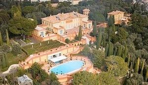 Explore the World's Top 5 Most Beautiful Houses: From Modern Architectural Marvels to Luxurious Coastal Mansions and Iconic European Estates - image 0