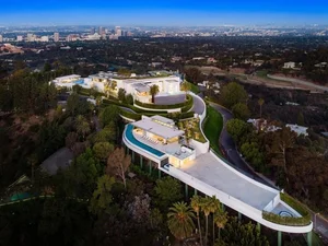 Explore the World's Top 5 Most Beautiful Houses: From Modern Architectural Marvels to Luxurious Coastal Mansions and Iconic European Estates - image 7