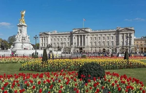 Explore the World's Top 5 Most Beautiful Houses: From Modern Architectural Marvels to Luxurious Coastal Mansions and Iconic European Estates - image 8