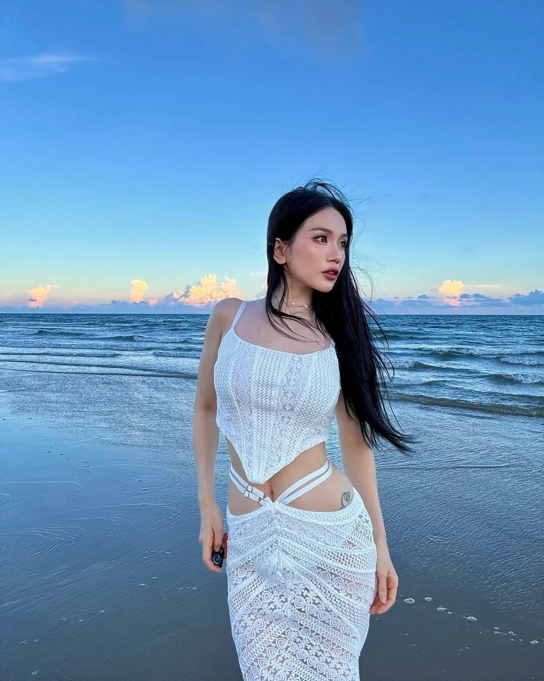 Si Thanh Stuns in Bold Sheer Dress Design for Glamorous Red Carpet Look