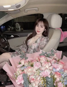Captivating Billiards Star Lê Tuyết Anh Shines with Sweet and Stylish Charm - image 2