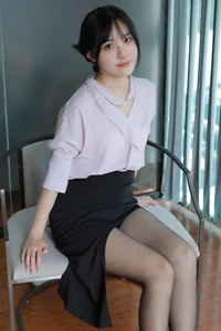 Wan Ping’s Professional Black Silk: The Ultimate Office Aesthetic - image 14