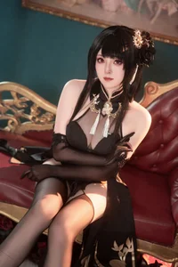 Classic Allure: Coser Natsuko in Azur Lane - image 10