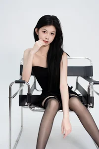 Minimalist Elegance: Xiao Zhen Tong Xue Shines - image 5