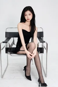 Minimalist Elegance: Xiao Zhen Tong Xue Shines - image 34