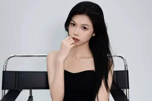 Minimalist Elegance: Xiao Zhen Tong Xue Shines - image 12