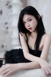 Minimalist Elegance: Xiao Zhen Tong Xue Shines - image 15