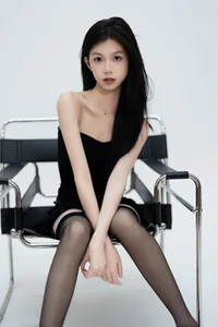 Minimalist Elegance: Xiao Zhen Tong Xue Shines - image 16