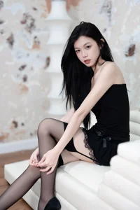 Minimalist Elegance: Xiao Zhen Tong Xue Shines - image 0