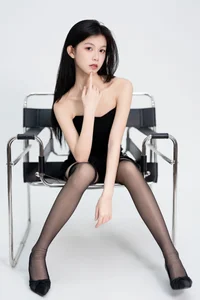 Minimalist Elegance: Xiao Zhen Tong Xue Shines - image 14