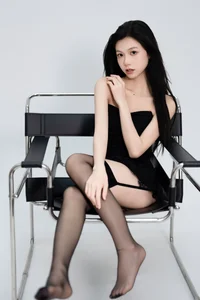 Minimalist Elegance: Xiao Zhen Tong Xue Shines - image 19