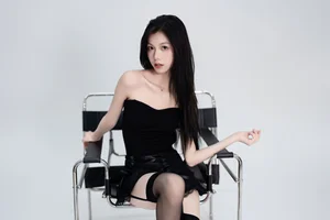 Minimalist Elegance: Xiao Zhen Tong Xue Shines - image 1