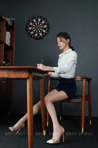 Xiao Liu Office Chic: IESS Professional Secretary Series Featuring Sharp Fashion and Elegant Hosiery - image 1