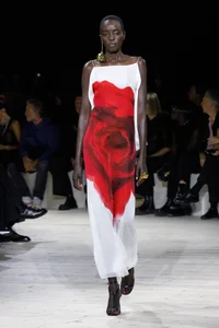 Elegant Rose-Inspired Fashion Trends: A Modern Take on Floral Elegance - image 1
