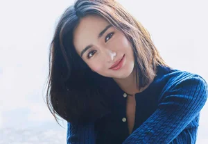 Gen Z Chinese Influencer Captivates Fans with Surreal AI-Like Visuals and Aesthetic Fashion - image 3