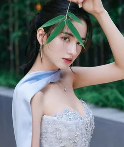 Gen Z Chinese Influencer Captivates Fans with Surreal AI-Like Visuals and Aesthetic Fashion - image 4