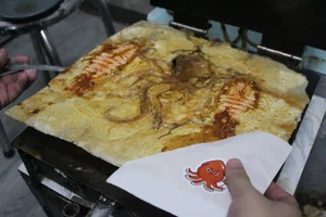 The Hype Behind Japanese Street Food: Why People Wait for These Famous Cakes - image 3