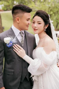 Inside the Lavish Wedding of Football Star Quang Hai and Chu Thanh Huyen: A Celebration and Big Baby Announcement - image 7