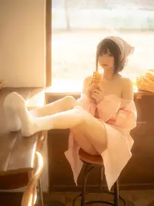 Discover the Sweet Charm of Coser NAGISA in New Photoshoot Part01: Adorable Moments in a Cozy Setting. - image 8