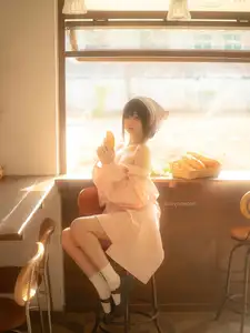 Discover the Sweet Charm of Coser NAGISA in New Photoshoot Part01: Adorable Moments in a Cozy Setting. - image 7