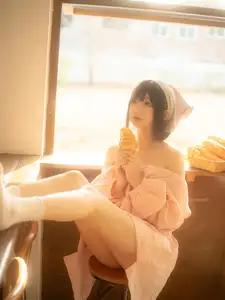 Discover the Sweet Charm of Coser NAGISA in New Photoshoot Part01: Adorable Moments in a Cozy Setting. - image 0