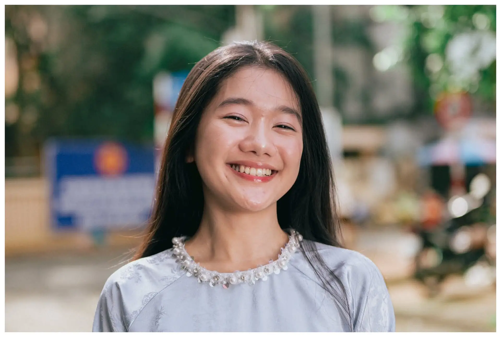VGU No.193 Discover Youthful Charm: Radiant Smile of a Girl Amidst Fresh Fruit Market | 1000024596