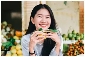 VGU No.193 Discover Youthful Charm: Radiant Smile of a Girl Amidst Fresh Fruit Market | 1000024596 - image 8