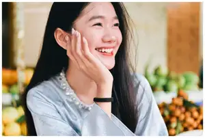 VGU No.193 Discover Youthful Charm: Radiant Smile of a Girl Amidst Fresh Fruit Market | 1000024596 - image 11