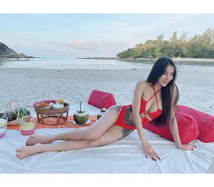 Stunning Thai Influencer Showcases Bold Bikini Style and Unique Body Art in Latest Gallery - image 3