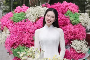 VGU No.147: Discover the enchanting grace of a Vietnamese girl in traditional Ao Dai amidst a vibrant flower market - image 1