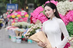 VGU No.147: Discover the enchanting grace of a Vietnamese girl in traditional Ao Dai amidst a vibrant flower market - image 5