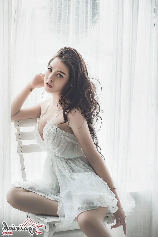 Cozy and Chic: Exploring the Latest Trends in Bedroom Fashion and Photography