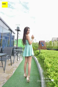 IESS Sixiangjia 052: Xiaoxue Displays Creative Artistry with Heart Gestures - image 2