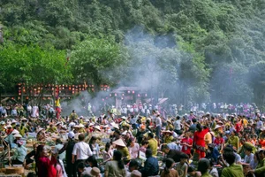 Discover Ninh Binh: Over 300,000 Tourists Flock to Vietnam’s Stunning Tourism Week - image 2