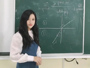 The Evolution of the Famous Physics Teacher: How Her Viral Beauty Has Changed Over Time - image 1