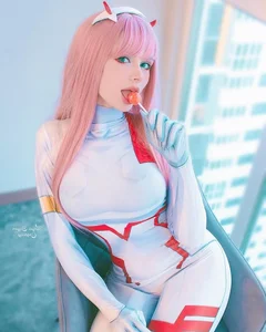 Viral Cosplay Gallery: Social Media Star with 1 Million Followers Amazes Fans - image 9
