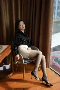 Elegant Office Style Photography: IESS Black Stockings and Professional Wear Gallery - image 4