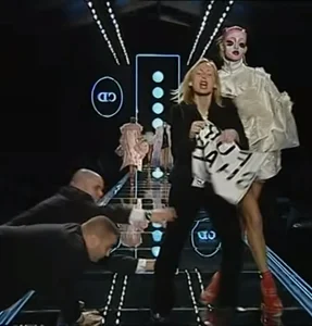 Professionalism Under Pressure: How Supermodels Handle Runway Disruptions - image 18