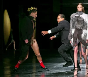 Professionalism Under Pressure: How Supermodels Handle Runway Disruptions - image 7