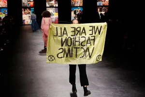 Professionalism Under Pressure: How Supermodels Handle Runway Disruptions - image 16