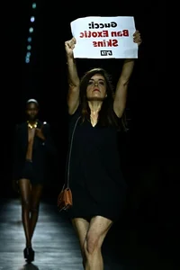 Professionalism Under Pressure: How Supermodels Handle Runway Disruptions - image 17