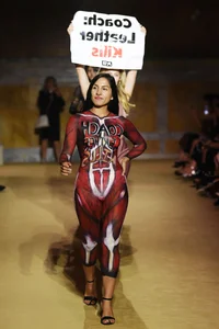Professionalism Under Pressure: How Supermodels Handle Runway Disruptions - image 15