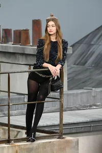 Professionalism Under Pressure: How Supermodels Handle Runway Disruptions - image 4
