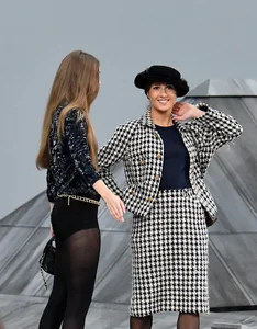 Professionalism Under Pressure: How Supermodels Handle Runway Disruptions - image 3