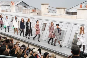 Professionalism Under Pressure: How Supermodels Handle Runway Disruptions - image 13
