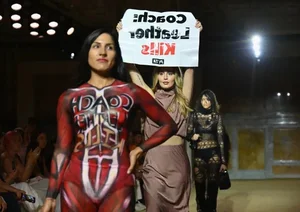 Professionalism Under Pressure: How Supermodels Handle Runway Disruptions - image 9