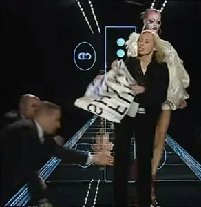 Professionalism Under Pressure: How Supermodels Handle Runway Disruptions - image 11