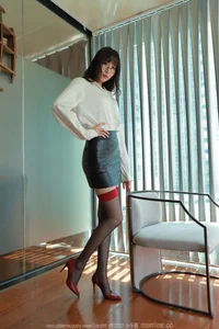 Elegant Urban Style: IESS Chiness Model Tuan Tuan in SXJ No.1863 Collection - image 6