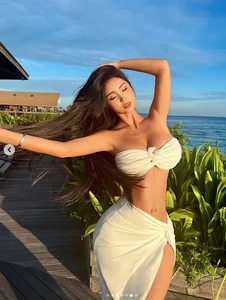 Mastering the Bodycon Look: How Influencers Redefine Fashion with Curvy Silhouettes and Confidence - image 0
